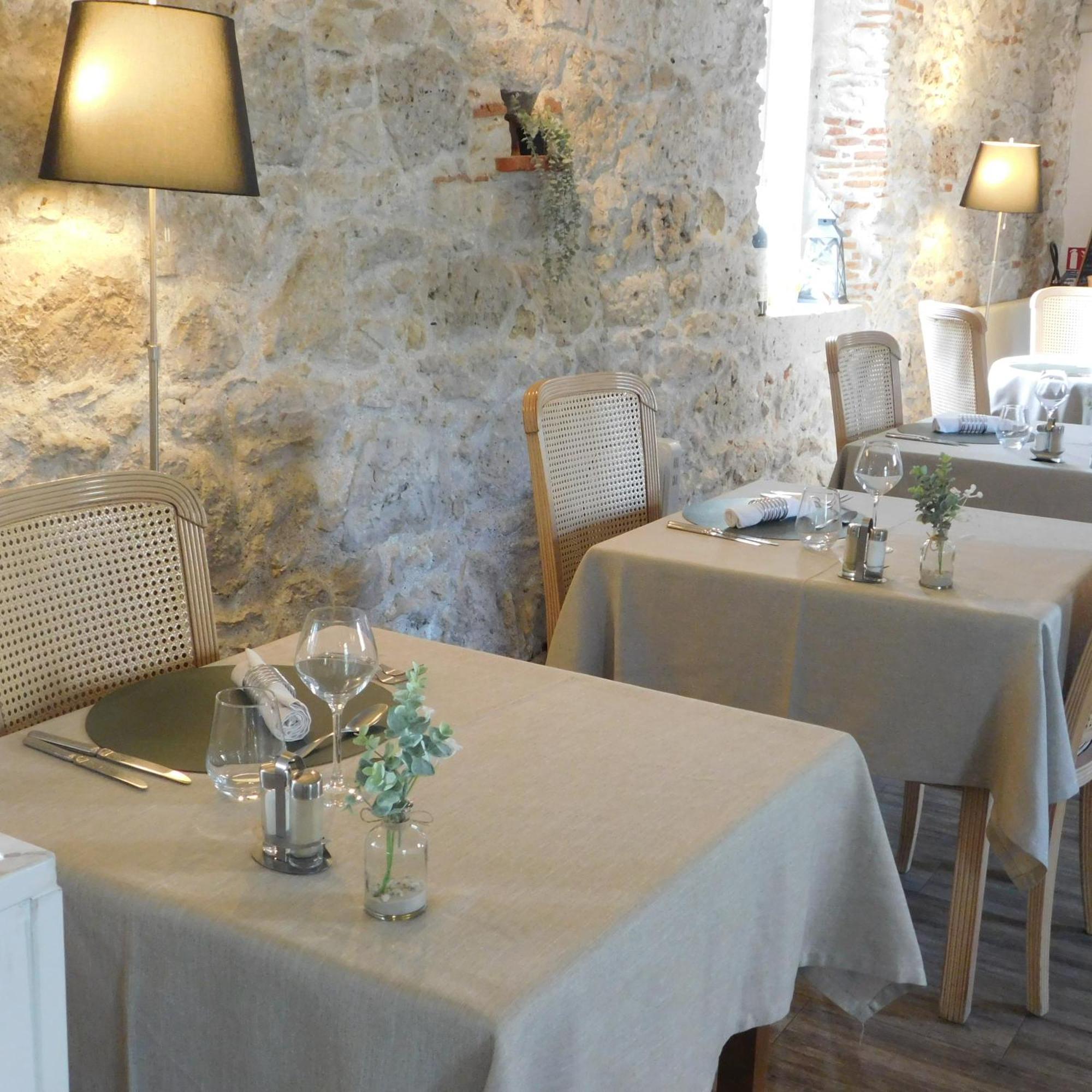Logis Hotel Le Prince Noir Sérignac-sur-Garonne Esterno foto